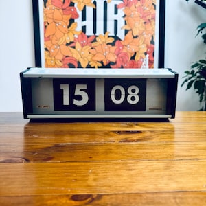 Vintage Industrial Pragotron IPJ0612 Flip Wall Clock – Retro Analog Timepiece – Mid-Century Modern Industrial Decor