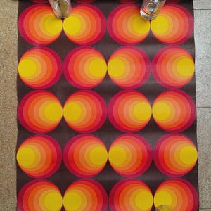 Carta da parati originale anni '70 – 2 rotoli, cerchi geometrici in rosso, arancione e giallo – 4,75 m totali – Estetica vintage