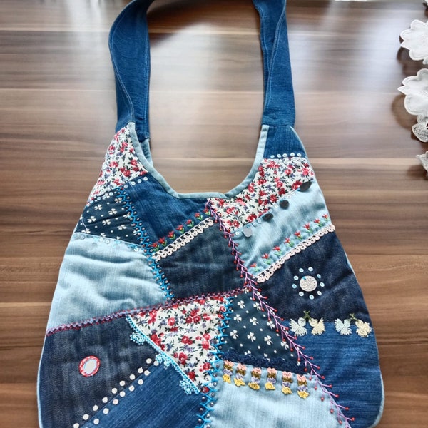 Élégance artisanale : ornée de dentelle à l'aiguille et de broderies perlées, un sac patchwork extravagant !