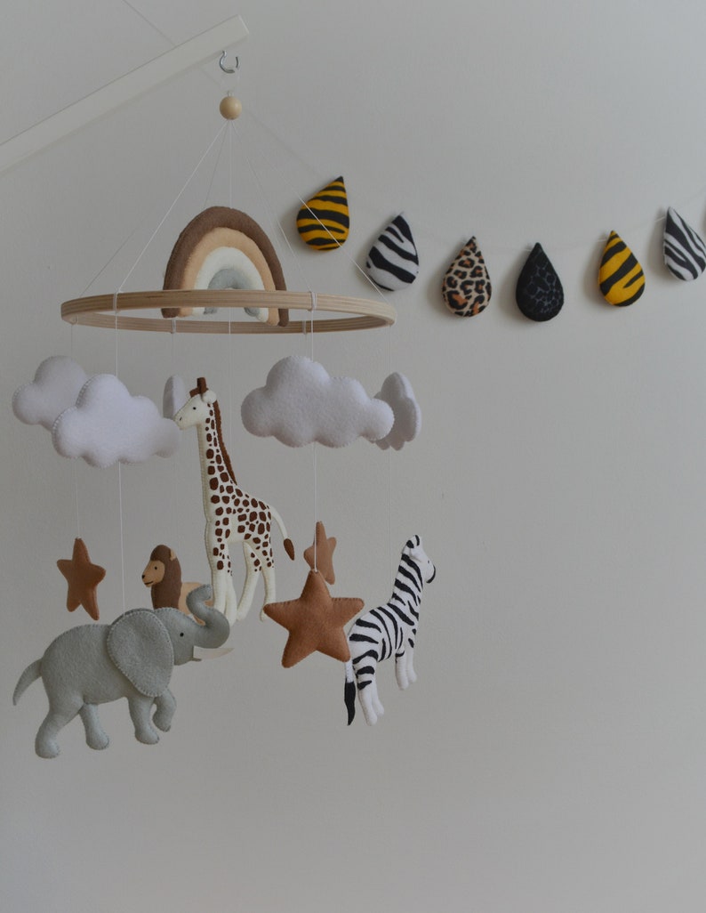 Safari Nursery Mobile, Africa Nursery Mobile, Mobile Giraffe Lion Zebra Elephant, Safari Mobile With Rainbow , Realistic Felt Animals zdjęcie 10