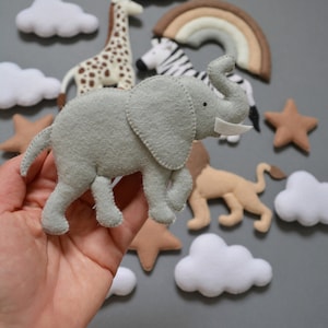 Safari Nursery Mobile, Africa Nursery Mobile, Mobile Giraffe Lion Zebra Elephant, Safari Mobile With Rainbow , Realistic Felt Animals zdjęcie 8