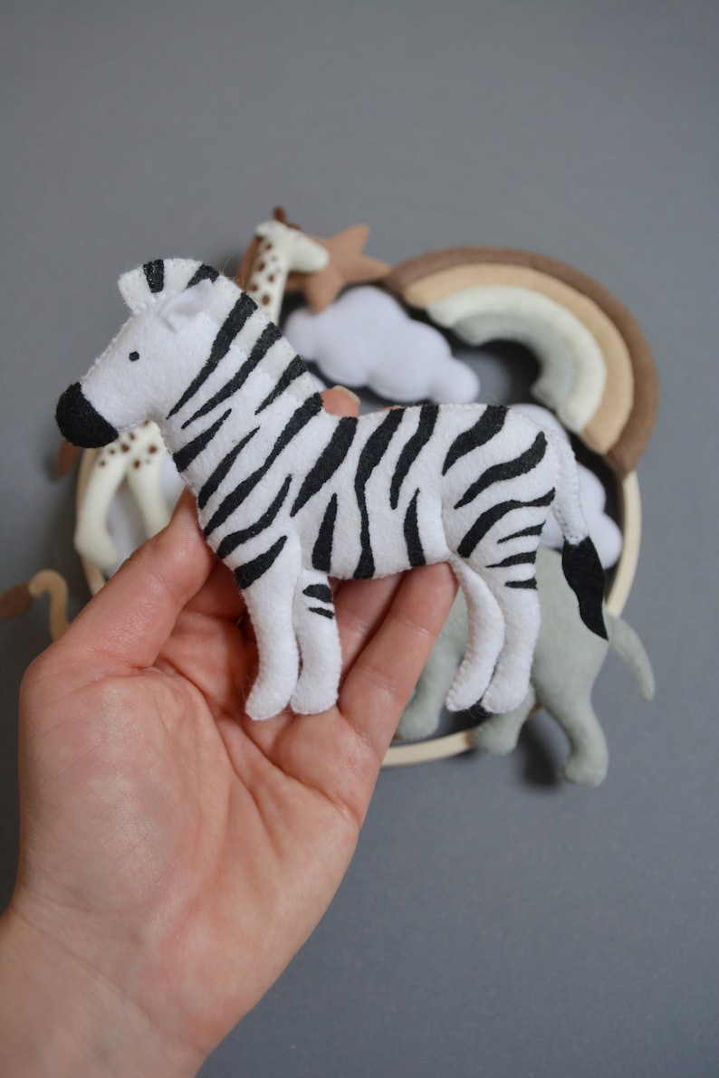 Safari Nursery Mobile, Africa Nursery Mobile, Mobile Giraffe Lion Zebra Elephant, Safari Mobile With Rainbow , Realistic Felt Animals zdjęcie 5