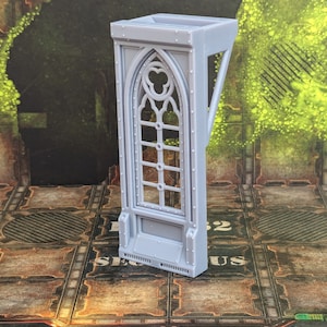 Könnte beinhalten: Ein graues 3D-gedrucktes Modell eines gotischen Fensters mit einem Spitzbogen und einem dekorativen Design. Das Fenster ist in eine Wand mit einer strukturierten Oberfläche eingebaut.