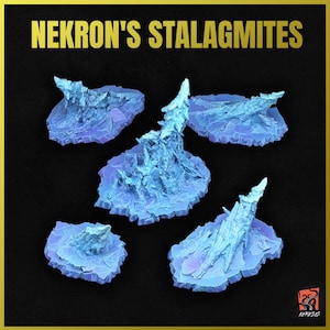 Puede incluir: Cinco formaciones de estalactitas en miniatura de plástico azul y blanco, cada una en una base separada, para usar en juegos de mesa o dioramas. Las estalactitas son texturizadas y detalladas, con puntas afiladas y bordes irregulares. Las bases son planas y circulares, con un borde ligeramente elevado.