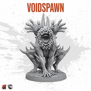 Puede incluir: Una figura miniatura gris titulada VOIDSPAWN, que muestra una criatura agachada con una boca grande y dentada, múltiples extremidades que terminan en manos y ojos incrustados en las palmas, sobre una base circular con patrón de piedra.