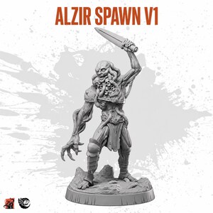 Puede incluir: Una figura en miniatura gris titulada ALZIR SPAWN V1, que representa a una criatura monstruosa con musculatura expuesta, tentáculos y calaveras alrededor del cuello. La figura sostiene una daga en alto, se apoya en una base rocosa y lleva armadura.