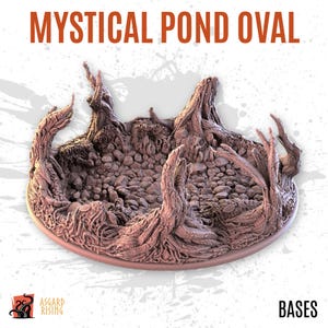 Puede incluir: Base ovalada marrón con diseño orgánico texturizado. Presenta el texto "MYSTICAL POND OVAL" y "BASES". Tiene un interior rocoso detallado y un borde elevado en forma de raíz, ideal para miniaturas.