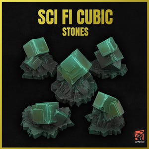 Puede incluir: Cinco piedras cúbicas verdes con una superficie texturizada, cada una sentada sobre una base de roca negra. Las piedras están dispuestas en semicírculo sobre un fondo negro. El texto "SCI FI CUBIC STONES" se muestra en letras doradas en la parte superior de la imagen.