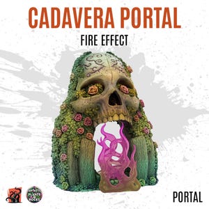 Può includere: Scultura Cadavera Portal a forma di teschio, ornata da fogliame verde e rose rosa. La scultura presenta un effetto fuoco nella bocca. Il testo recita "Cadavera Portal" e "Fire Effect".