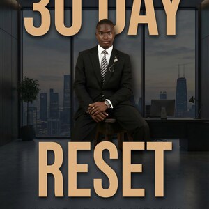 Puede incluir: Un anuncio con el texto "UNLOCK YOUR EXECUTIVE POTENTIAL" y "30 DAY RESET". Un hombre con traje está sentado frente a una ventana con vistas al horizonte de una ciudad. El anuncio promueve la salud del cabello, la pérdida de peso y la reafirmación del pecho.