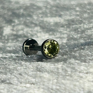 Threadless Labret Stud With 4mm Bezel Set Peridot CZ Gemstone - ASTM:F136 Titanium