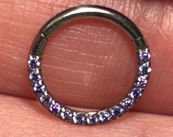 Bague clicker articulée avec cristaux CZ violets face à l'avant - Titane de qualité médicale - Piercing pour le septum ou le cartilage 1,2 mm x 8 mm