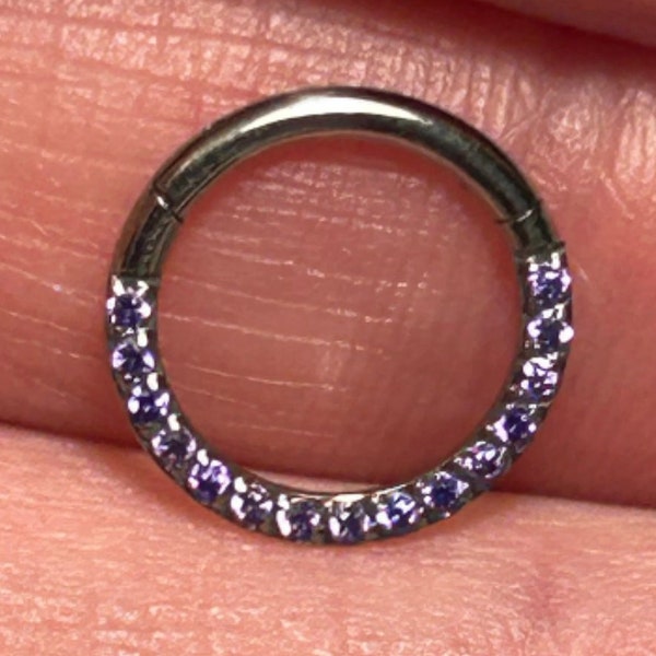 Bague clicker articulée avec cristaux CZ violets face à l'avant - Titane de qualité médicale - Piercing pour le septum ou le cartilage 1,2 mm x 8 mm