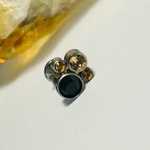 Piercing labret a grappolo nero e topazio - Filettatura interna - Titanio ASTM:F136 - 1,2 mm - 16 g QMDD61