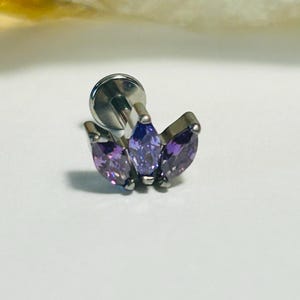 パープル CZ マーキス ファン ラブレット スタッド - 内ネジ - ASTM:F136 チタン - 1.2 mm - 16g QMDD18
