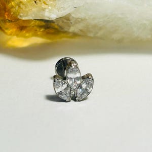 宝石付きマーキスロータスラブレットスタッド - 内ネジ - ASTM:F136チタン - 1.2 mm - 16g - Qmdd200