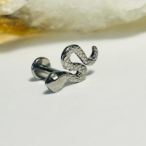 Cute Embossed Snake Labret Stud - Internally Threaded - ASTM:F-136 Titanium - 1.2mm - 16g - Qmdd133