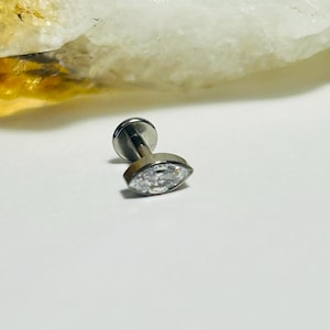 Jewelled Bezel Marquise Labret Stud - Internally Threaded - ASTM:F136 Titanium - 1.2mm - 16g - Qdd93