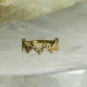 Anillo con bisagras con diseño en zigzag y juego de pavé de gemas de circonita transparente - Anillo con bisagras de titanio dorado y circonita de 1,2 mm x 8 mm