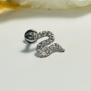 Jewelled Snake Labret Stud - Internally Threaded - ASTM:F-136 Titanium - 1.2mm - 16g - Qmdd321