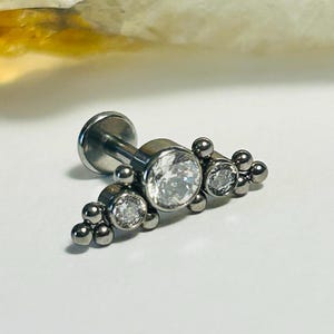 Piercing para labio con forma de media luna tribal asiática de 3 joyas - Circonia cúbica transparente - Rosca interna - Titanio ASTM:F136 - 1,2 mm - 16 g