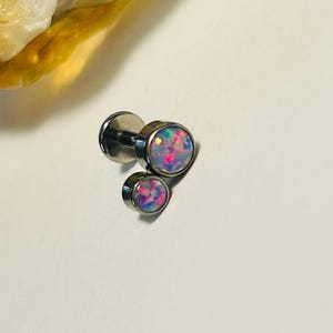 Doppel-Opal-Labret-Ohrstecker - Lila-Opal-Labret-Ohrstecker - Innengewinde - ASTM: F136 Titan - 1,2 mm - 16g