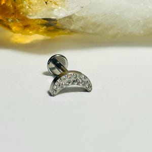 Jeweled Mond Crescent Labret Ohrstecker - Innengewinde - ASTM: F136 Titan - 1.2 mm - 16g - Qmdd313