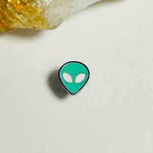 Alien labret-knop - met interne schroefdraad - ASTM: F136 titanium 1,2 mm - 16 g - emaille hulpstuk