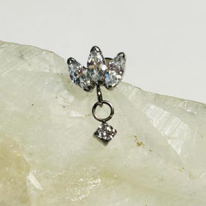 Triple Marquise Cluster labret-knop met hangende ronde edelsteen - heldere CZ labret-knop - met interne schroefdraad - ASTM: F136 titanium - 1,2 mm - 16 g