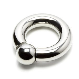 Pode incluir: Um anel captive bead prateado brilhante, com um design circular e uma pequena esfera redonda que prende o anel. O anel é feito de metal polido, que reflete a luz e cria uma aparência suave e sem costuras.