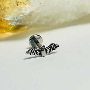 Piercing para labio con forma de murciélago vampiro - Rosca interna - Acero quirúrgico 316L - 1,2 mm - 16 g - SKU 38584