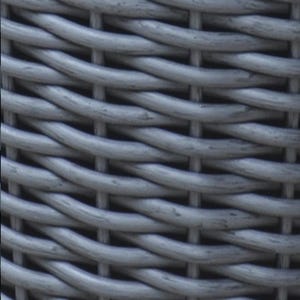 Peut inclure: Gros plan sur une texture de vannerie grise tissée. Le motif entrelacé crée un dessin répétitif de lignes horizontales et verticales. L'osier a un aspect légèrement vieilli, avec des variations de la couleur grise.