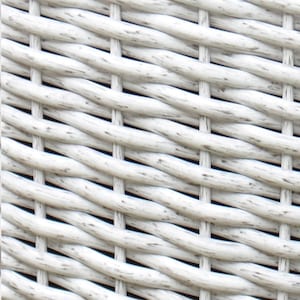 Op de afbeelding: Close-up van een wit geweven rieten patroon. De weving is strak en consistent, met een licht getextureerd oppervlak. De kleur is helderwit met subtiele kleurschakeringen, wat een natuurlijke uitstraling creëert. Het patroon is geschikt voor meubels of decoratieve items.