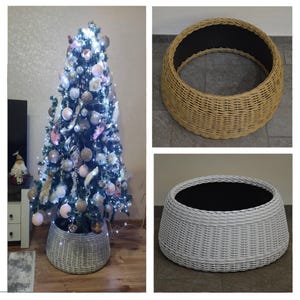 Könnte beinhalten: Ein geschmückter Weihnachtsbaum mit Ornamenten und Lichtern, neben einem grauen gewebten Baumkragen. Zusätzliche Bilder zeigen einen natürlichen Weiden- und einen weißen gewebten Baumkragen, beide mit schwarzem Innenraum. Die Kragen sind etwa 25 cm hoch.