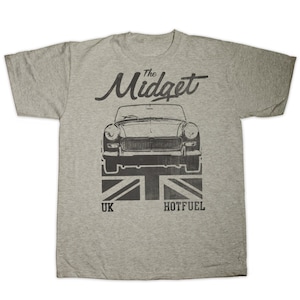 Może przedstawiać: Szary T-shirt z czarno-białym nadrukiem klasycznego brytyjskiego samochodu, tekstem "The Midget" i flagą Unii Jack z tekstem "UK" i "HOTFUEL".