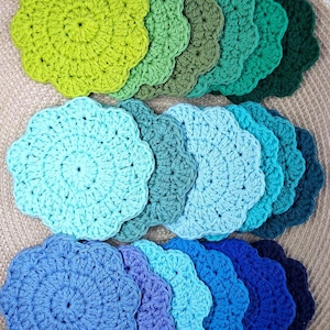 Descanso de panela redondo de crochê com borda ondulada, ideal para usar como porta-copos, descanso de panela, jogo americano ou toalha de mesa (feito sob encomenda), tamanhos 4", 6", 8" ou 12" nas cores verde, turquesa e azul.