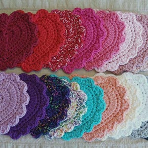 Gehaakte katoenen onderzetter of kleedje met geschulpt hart