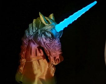 暗闇で光る角を持つレインボーユニコーンの彫刻、3Dプリントの装飾
