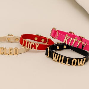 Collar de gato con nombre personalizado y dijes de metal - Collar ajustable de piel sintética - Joyas personalizadas para mascotas - Elegante collar de gatito, regalo para amantes