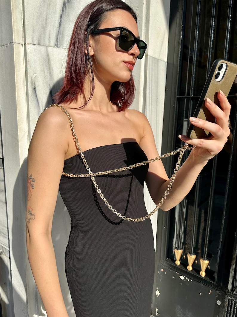 Elegant Crossbody Holder for Smartphones