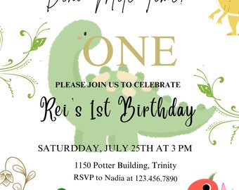 Op de afbeelding: Een groene dinosaurus met het woord "ONE" in gouden letters, omringd door groene wijnstokken en vlinders. De tekst "Dino-Mite Time!" staat bovenaan de uitnodiging. De tekst "Please join us to celebrate Rei's 1st Birthday" staat onder de dinosaurus. De tekst "Saturday, July 25th at 3 PM" staat onder het verjaardagsbericht. De tekst "1150 Potter Building, Trinity" staat onder de datum en tijd. De tekst "RSVP to Nadia at 123.456.7890" staat onder het adres.