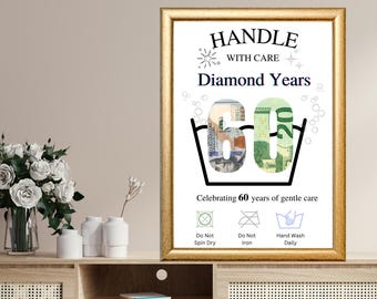 Op de afbeelding: Een witte kaart met een gouden lijst, met een zwart-witte illustratie van een wasmachine symbool met het nummer 60 erin. Het nummer 60 is gemaakt van geld. De tekst "HANDLE WITH CARE Diamond Years" staat bovenaan de kaart. Onder het wasmachine symbool staat de tekst "Celebrating 60 years of gentle care". Er zijn drie wasverzorgingssymbolen onder de tekst: "Do Not Spin Dry", "Do Not Iron", en "Hand Wash Daily".