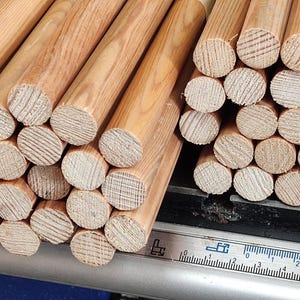 Lackerade runda pinnar av furu, dymlingar: Gör-det-själv träråmaterial 565 x 16 mm (22,2' x 0,6')