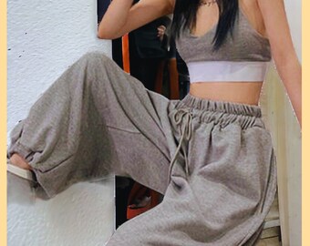 Übergroße Damen-Jogginghose mit hohem Bund für Freizeit-, Sport- oder Streetwear-Kleidung. Bequem und stilvoll, zum Joggen oder im Harajuku-inspirierten Look