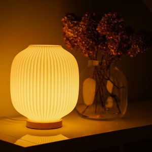 Moderne Tischlampe, Nachttischlampe für ästhetische Wohnkultur, Nachhaltige Tischlampe Puro Bild 1