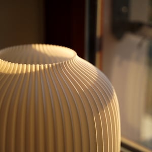 Moderne Tischlampe, Nachttischlampe für ästhetische Wohnkultur, Nachhaltige Tischlampe Puro Bild 5