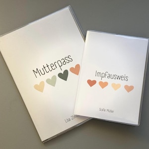 Set - personalisierbare Mutterpasshülle + Impfausweis: Stilvoller Schutz für deinen Mutterpass  & Impfausweis | Herzen bunt