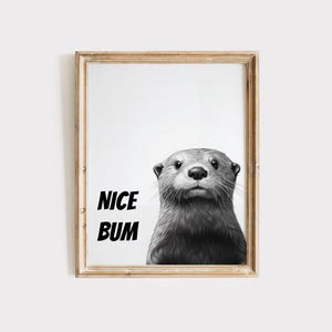 Póster divertido de nutria para el baño / Regalo de nutria / Arte de animales para el baño / Impresión de nutria en blanco y negro / Decoración divertida para la pared del baño / Descarga digital