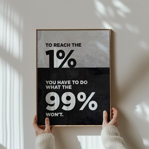 以下が含まれることがあります： 「1% に到達するには、99% がしないことをしなければならない。」というテキストが書かれた白黒のモチベーションポスター
