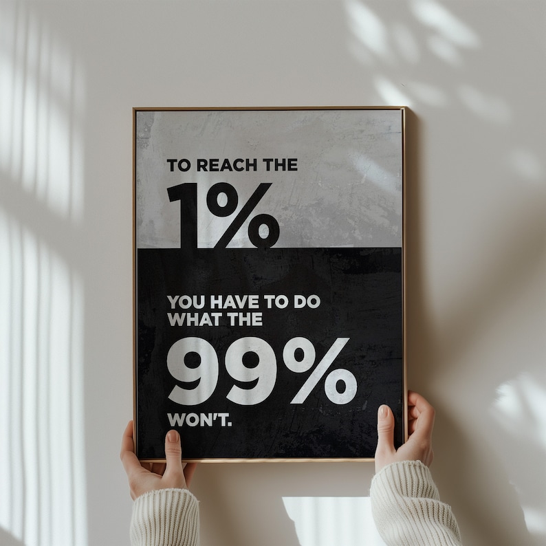 以下が含まれることがあります： 「1% に到達するには、99% がしないことをしなければならない。」というテキストが書かれた白黒のモチベーションポスター